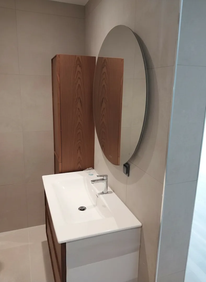 Banyo lavabo ve ahşap dolap uygulaması — gerçek saha fotoğrafı