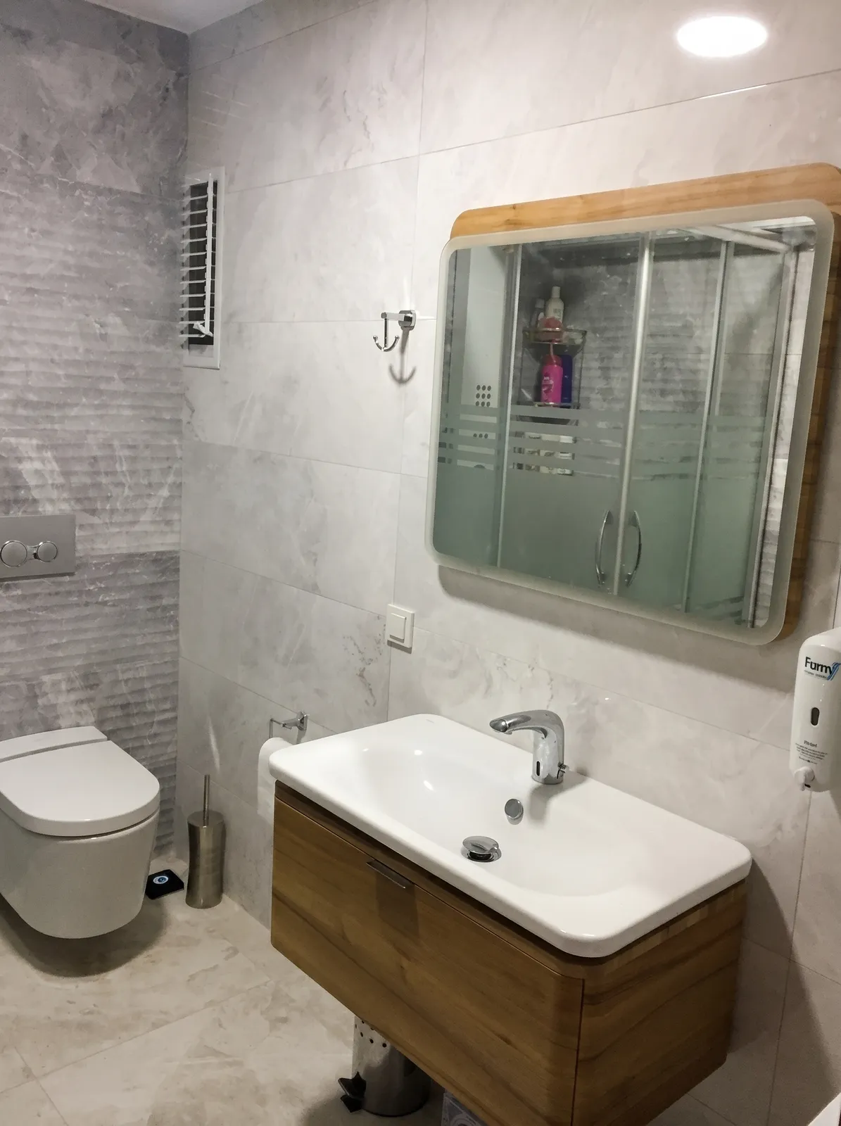 Küre Grup mağaza vitrini — banyo köşesi sergisi