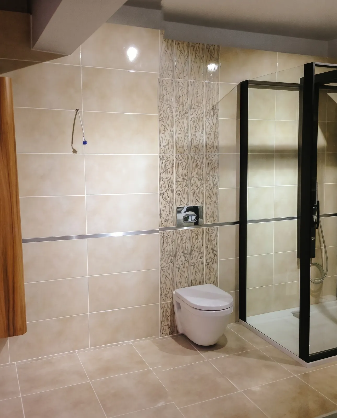 Çayyolu banyo tadilatı — siyah çerçeveli duşakabinli tamamlanmış banyo