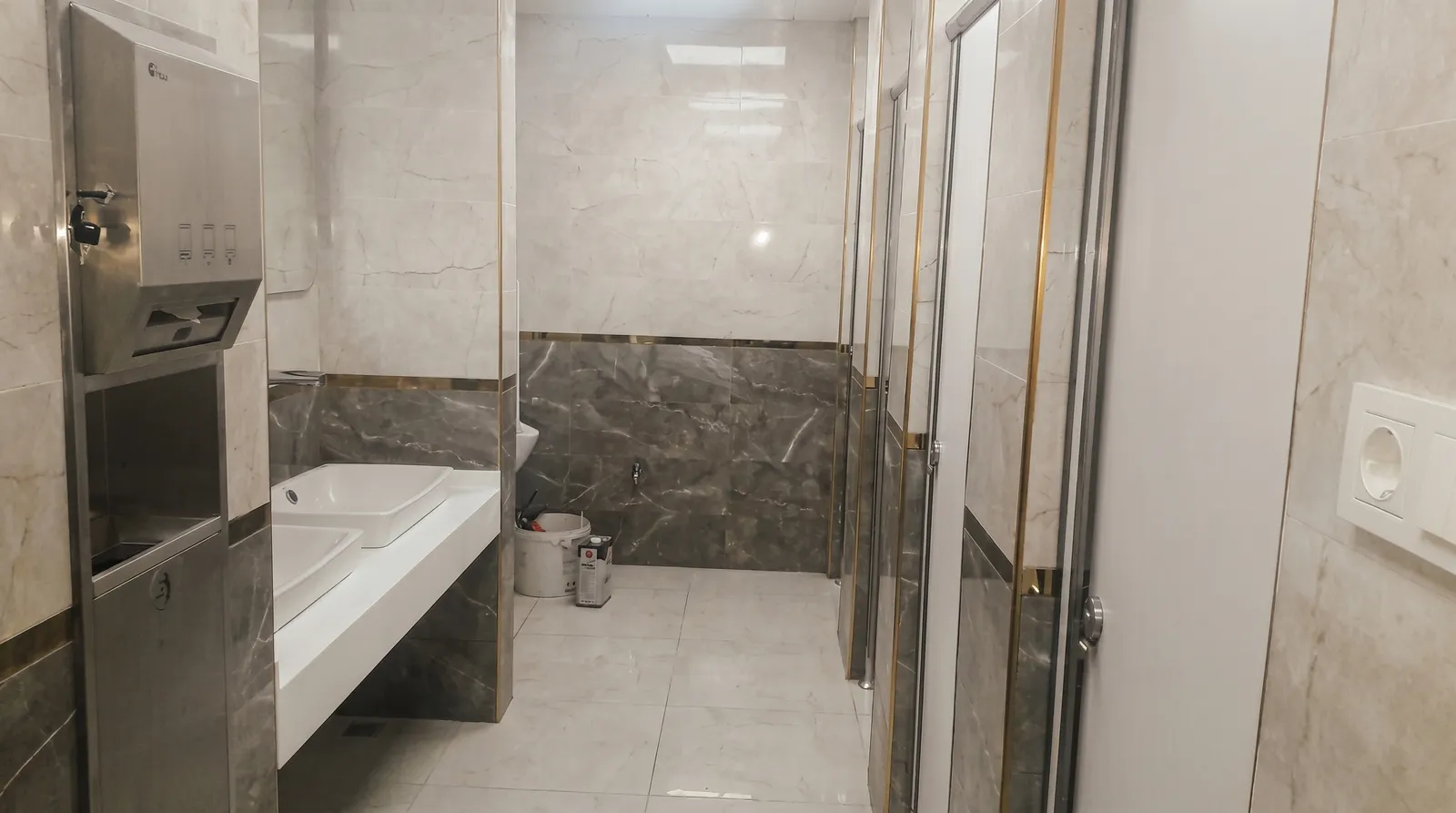 Ticari WC — lavabo bölümü uygulama süreci
