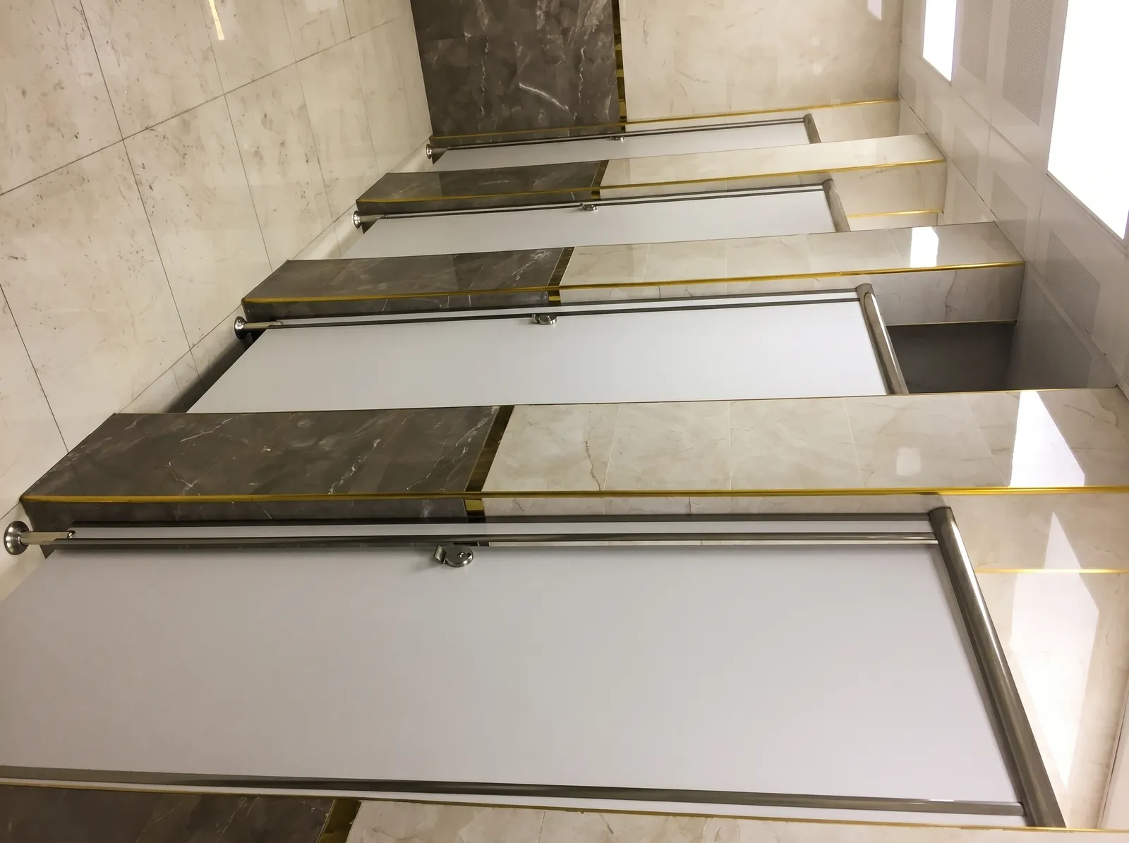 Ticari WC — kabin sırası uygulaması
