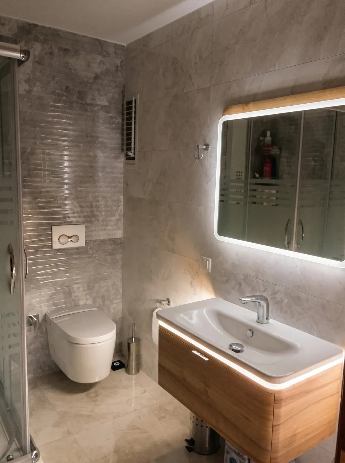 Banyo tadilatı — lavabo ve ahşap konsol uygulaması