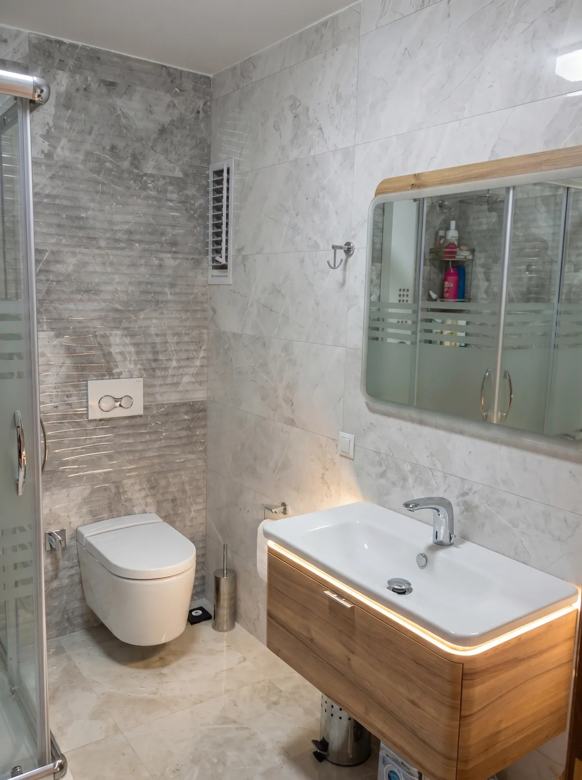Banyo tadilatı — tamamlanmış lavabo ve klozet uygulaması