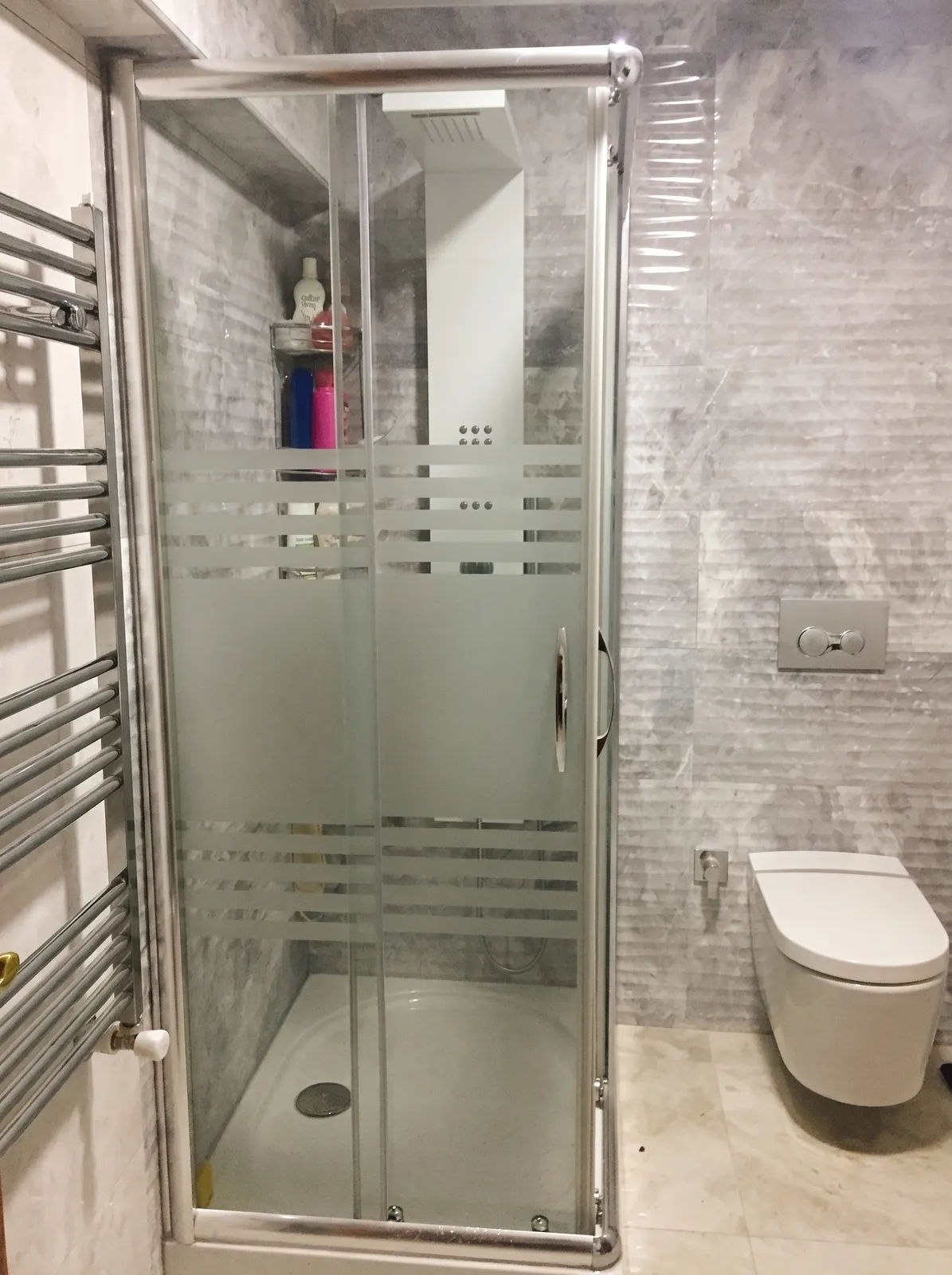Banyo tadilatı — tamamlanmış duşakabin montajı